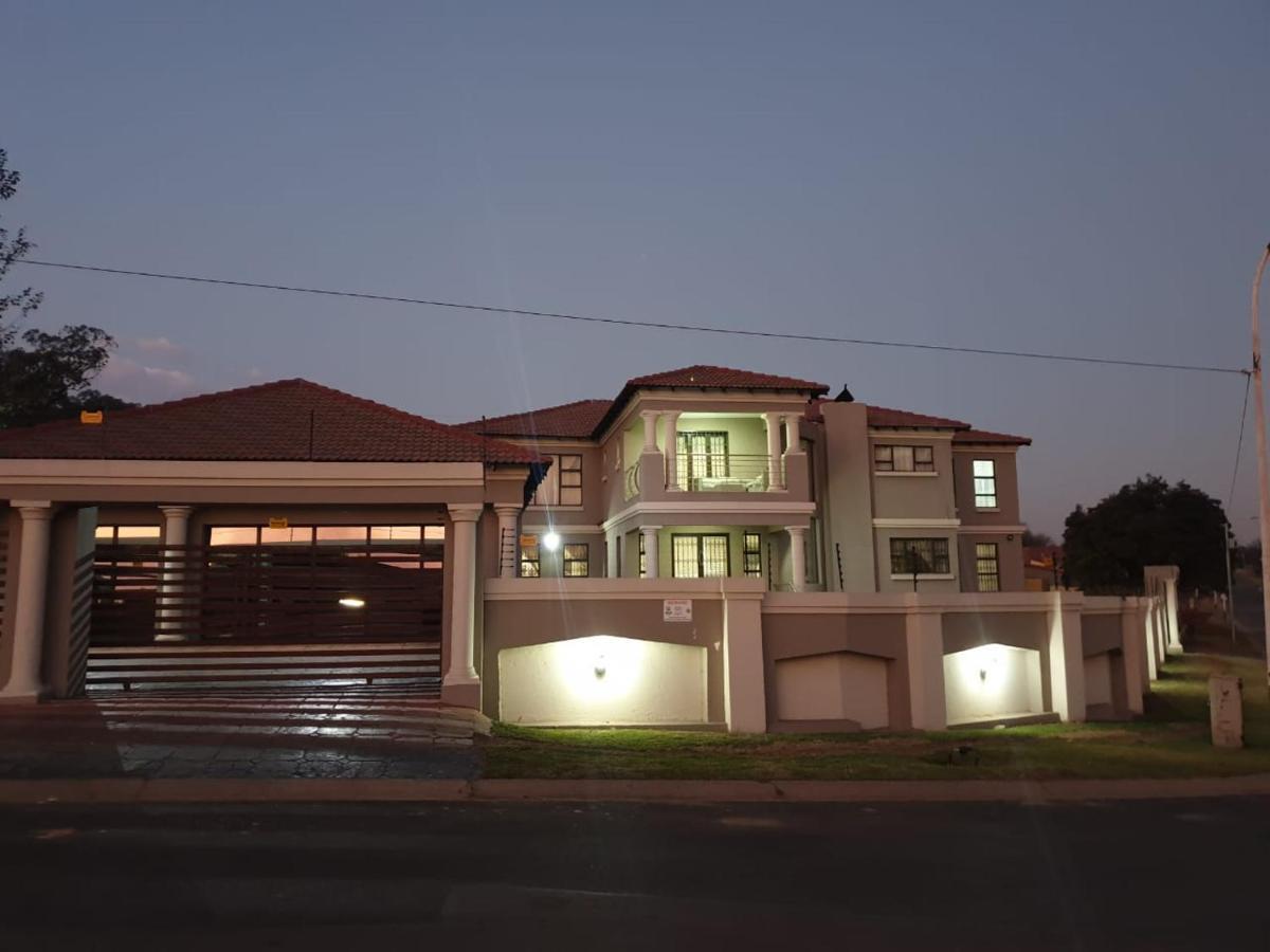 Angelocean Guest House Witbank Esterno foto