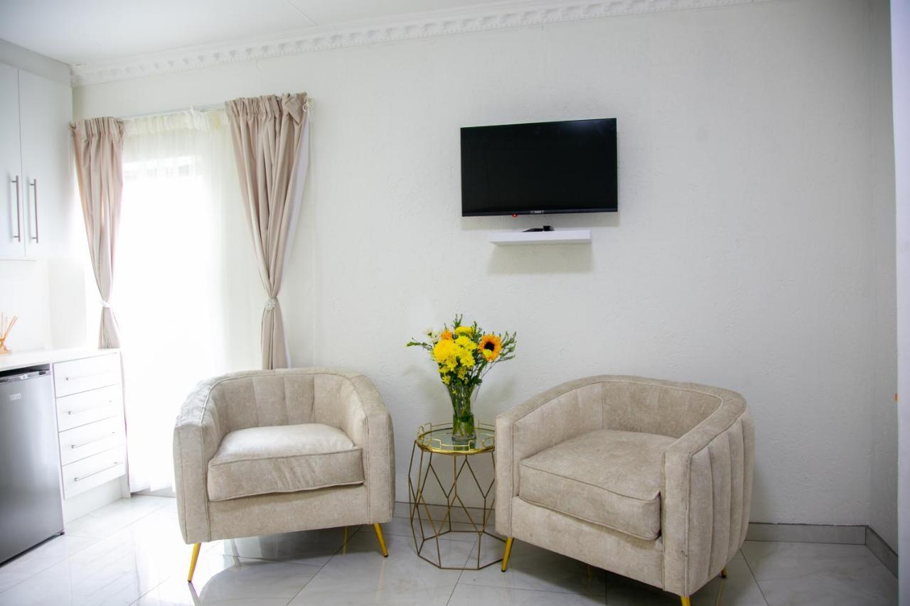 Angelocean Guest House Witbank Esterno foto