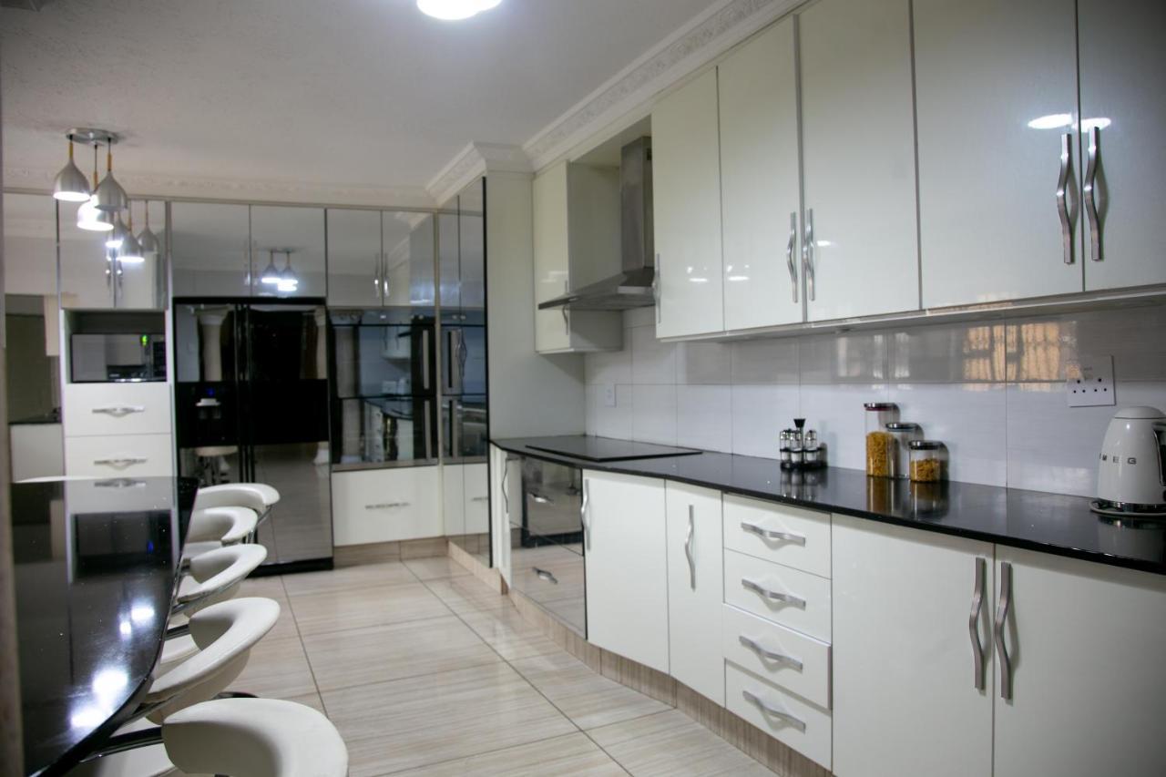Angelocean Guest House Witbank Esterno foto